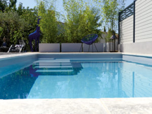 Piscine installée dans un jardin, Polato Piscines
